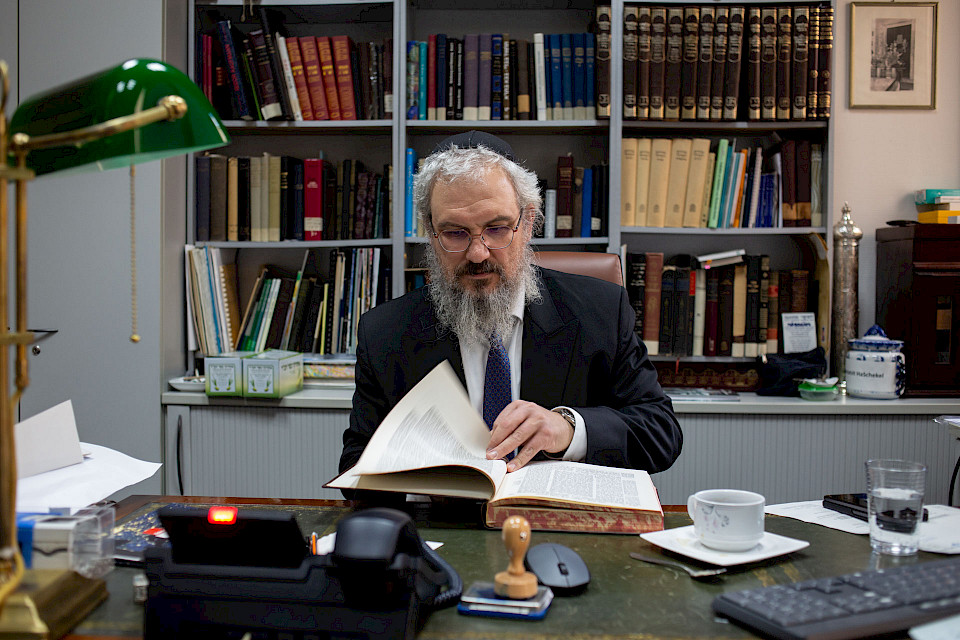 Der Rabbiner Jehuda Pushkin in seinem Büro in Stuttgart.