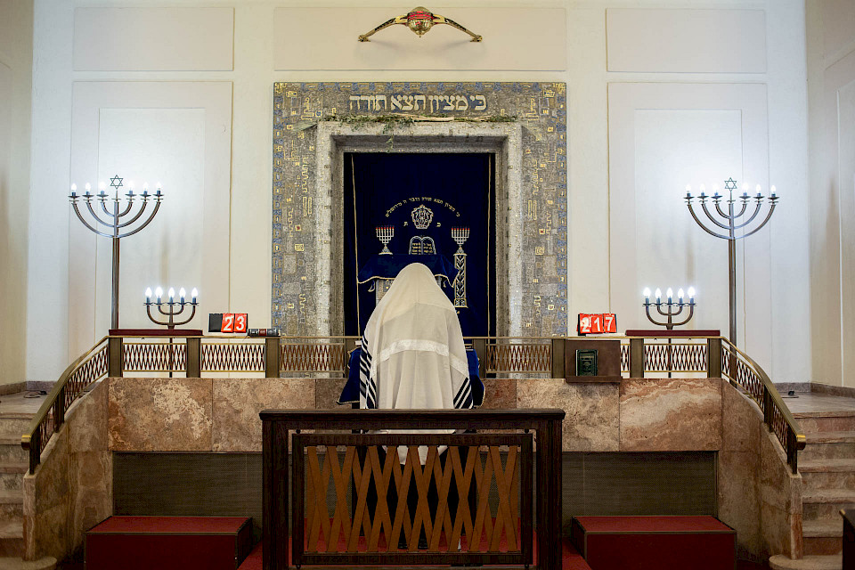 Zum Gottesdienst wird in der Synagoge zum Thoraschrein gebetet.