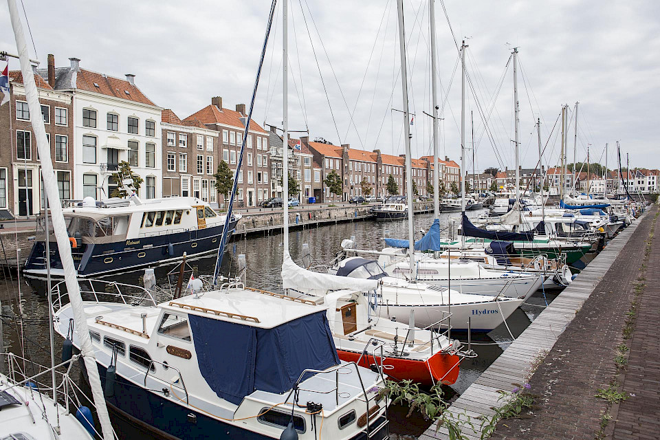 Der altertümlich wirkende Stadtkern ist in den Jahrzehnten nach dem Krieg entstanden. Hafen am Kinderdijk.