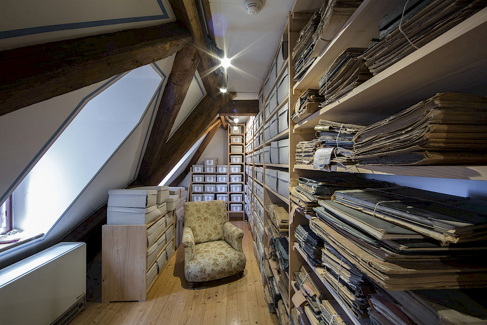 Dachgeschossraum mit historischen Unterlagen im Archiv der Burg Hohenzollern.