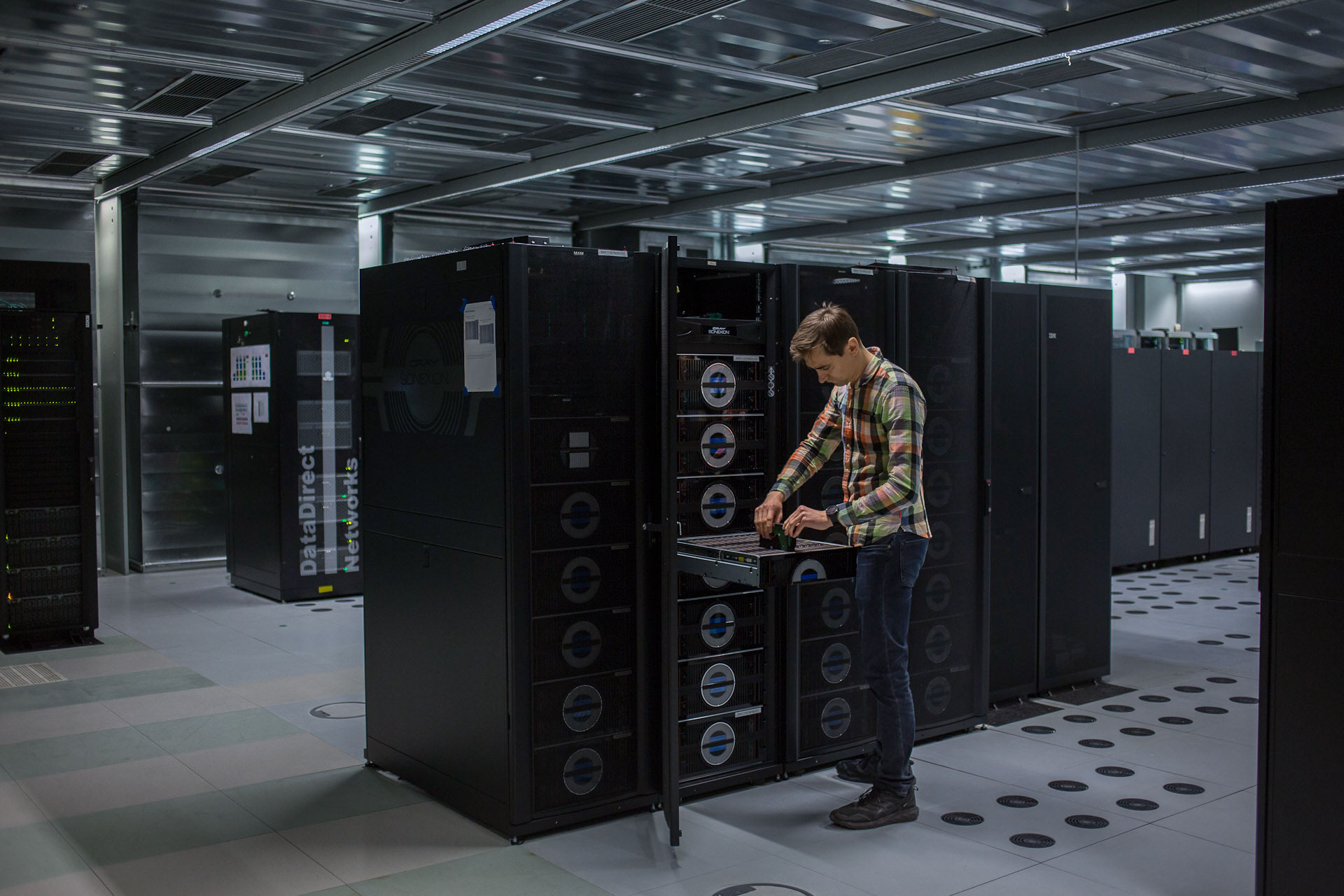 Herr Shcherbakov beim installieren einer Festplatte im Höchstleistungsrechenzentrum.