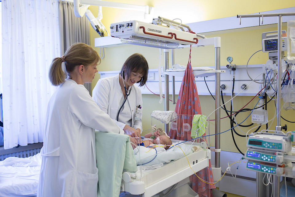 Dr.Helen Glosse und Dr.Sarah Fennell untersuchen einen Säugling.