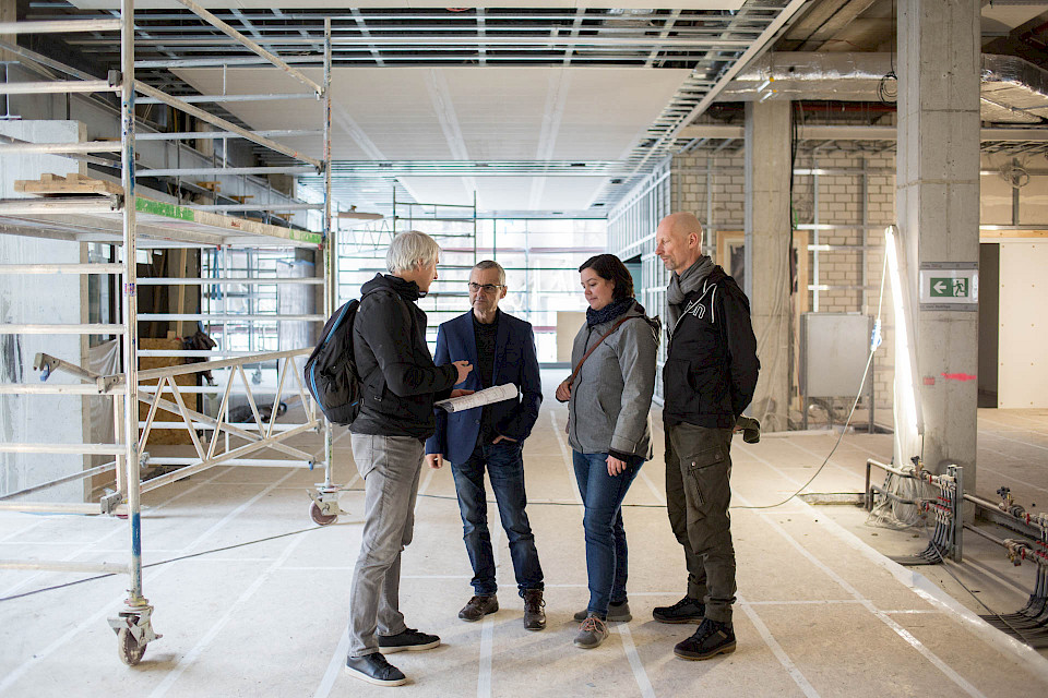 Das Brückner-Team im Gespräch mit Prof. Dr. Rupert Gebhard auf der Baustelle des Museums.
