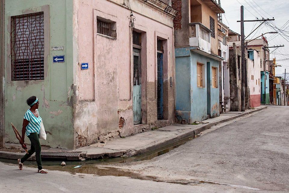 Eine Passantin schaut die Strasse hinunter.