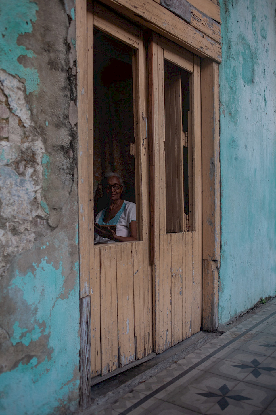 Margarita nutzt das Tageslicht und liest gebannt ein Buch.
