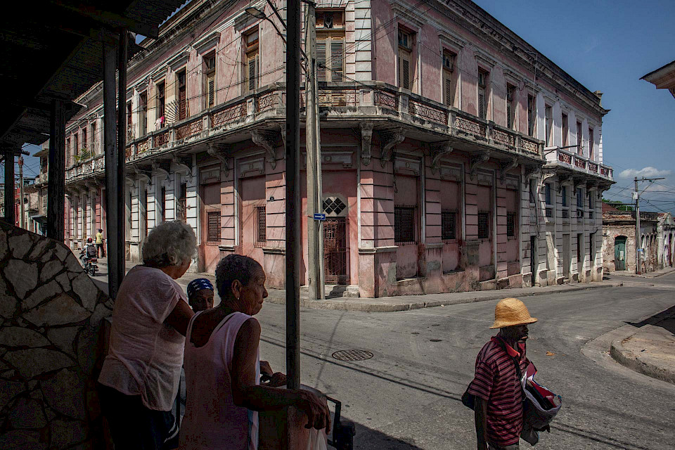 Damen im Gespräch und Passant mit Strohhut, Maceo, 26 de Julio.
