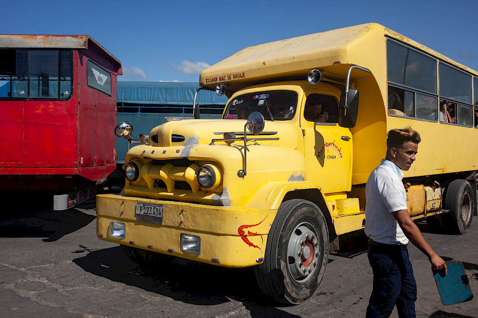 Auf dem Bus-Bahnhof geht es oft hoch her. Sitzplätze kann man nicht reservieren.