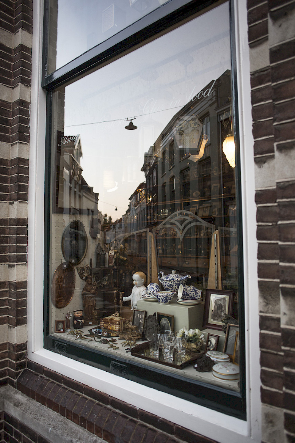 In den Nachkriegsjahren wurde die Stadt wieder aufgebaut. Mit den verbliebenen Stadtchroniken und Archiven unternahm man den Versuch, das zerstörte Middelburg so detailgetreu wie möglich zu restaurieren. Antiquitäten De Swarte Leeuw, Lange Noordstraat.