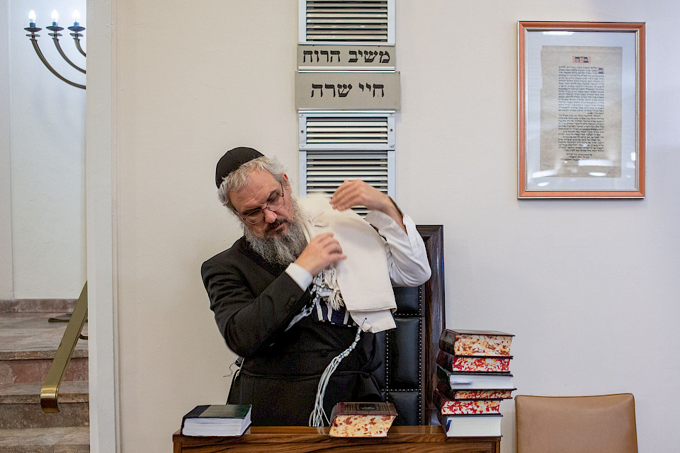 Für das Gebet in der Synagoge wird der Tallit übergeworfen.