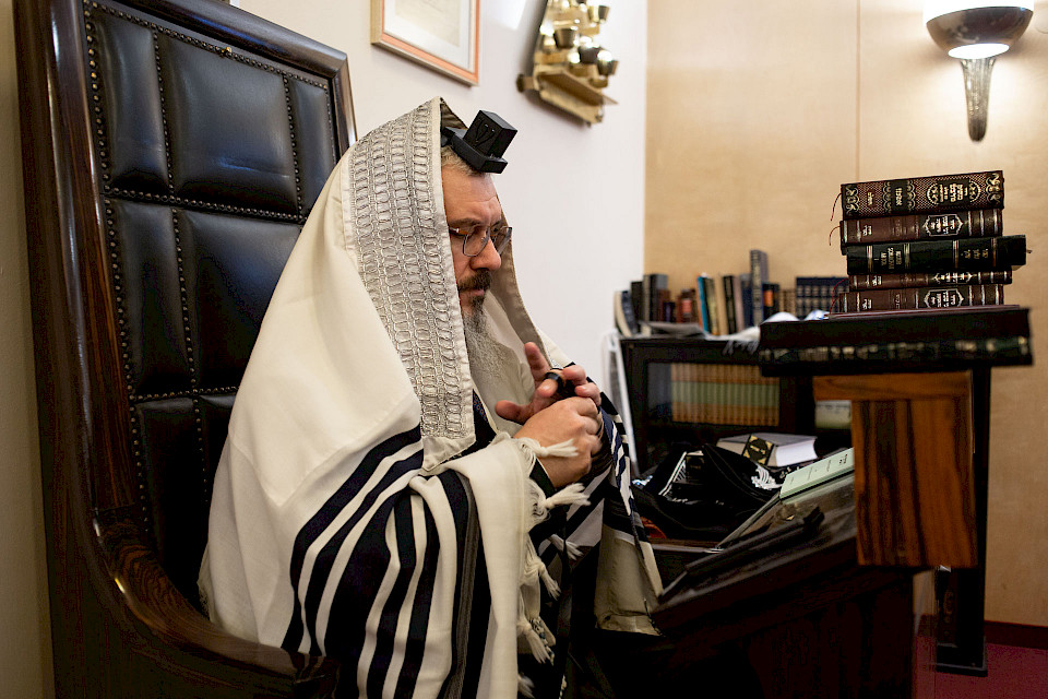 Mit dem Tallit und dem Tefillin im Gebet.