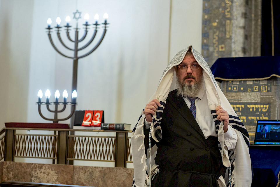 Der Rabbiner Pushkin unter dem Tallit.