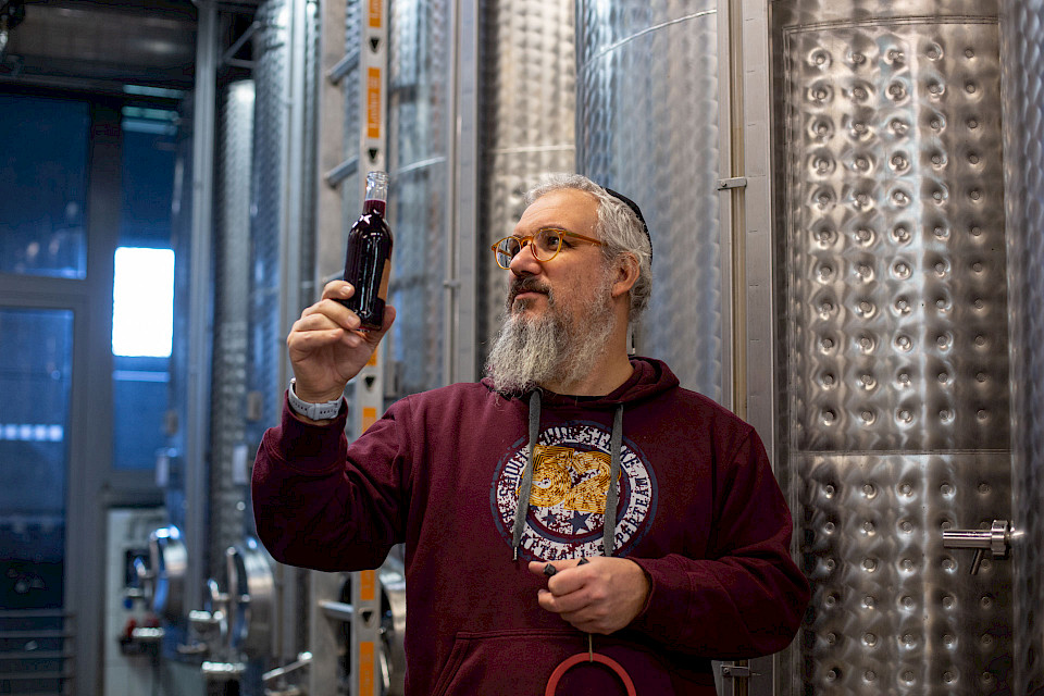 Eine Probe vom koscheren Wein.