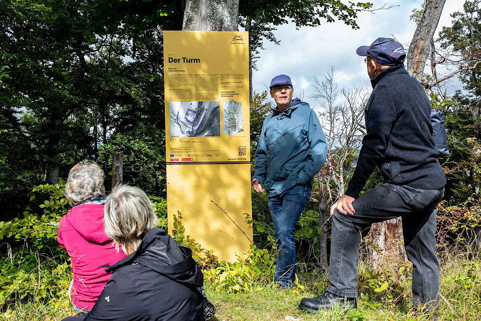 Der Hohengenkingen ist auf einem 861 Meter hohen Gipfel gebaut. Die Forschungen der letzten Monate haben ergeben, dass der Hauptturm der Burg bis zu 30 Meter hoch gewesen sein könnte.