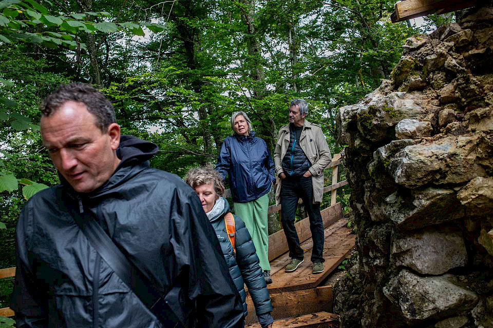 Die Stürme von 2023 haben das Schadensbild der Burg noch vergrößert. Aufgebaut wurde quasi eine im Wald schwebende Bühne, knapp sieben Meter hoch.