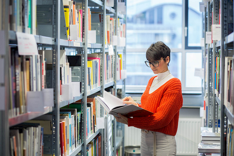 Despina Simeonidou in der  Atelier-Bibliothek.