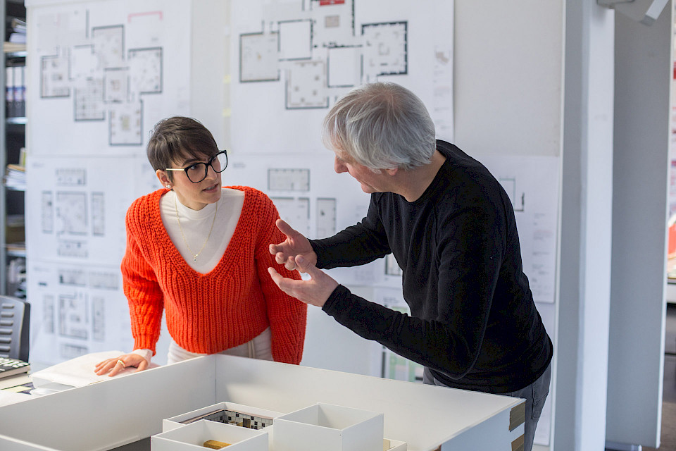 Bernd Möller im Gespräch mit Frau Simeonidou.