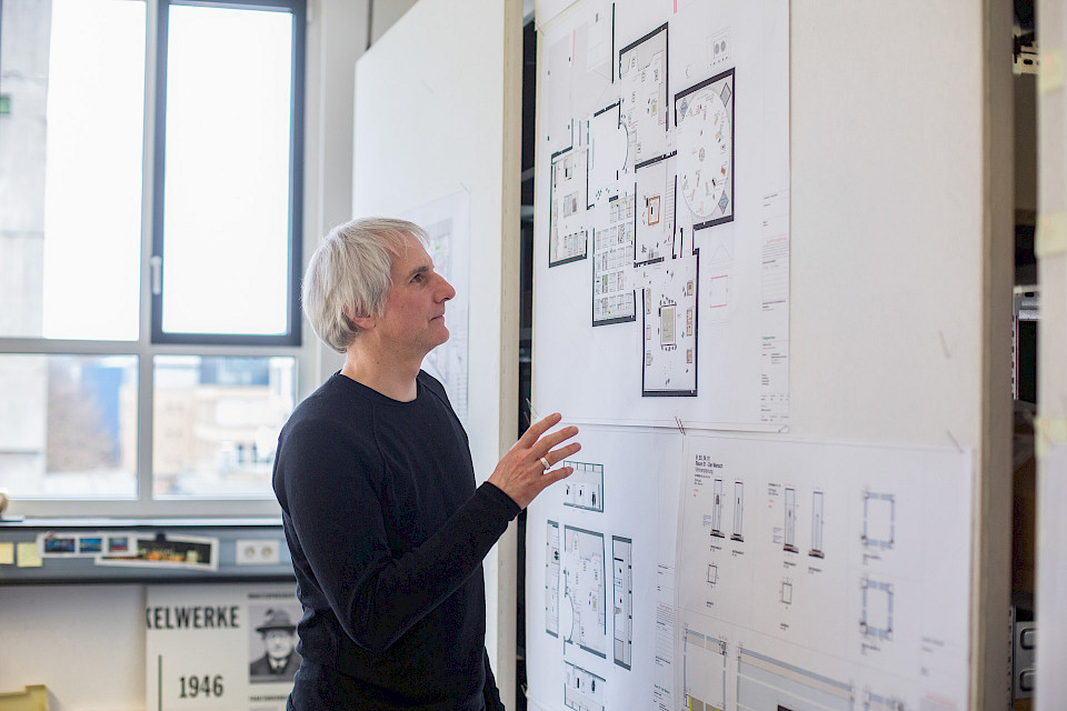 Bernd Möller vor den Bauplänen für die  Archäologische Staatssammlung in München.