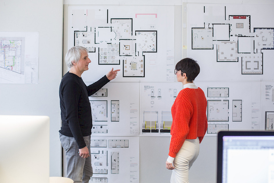 Bernd Möller mit Despina Simeonidou vor den Bauplänen.