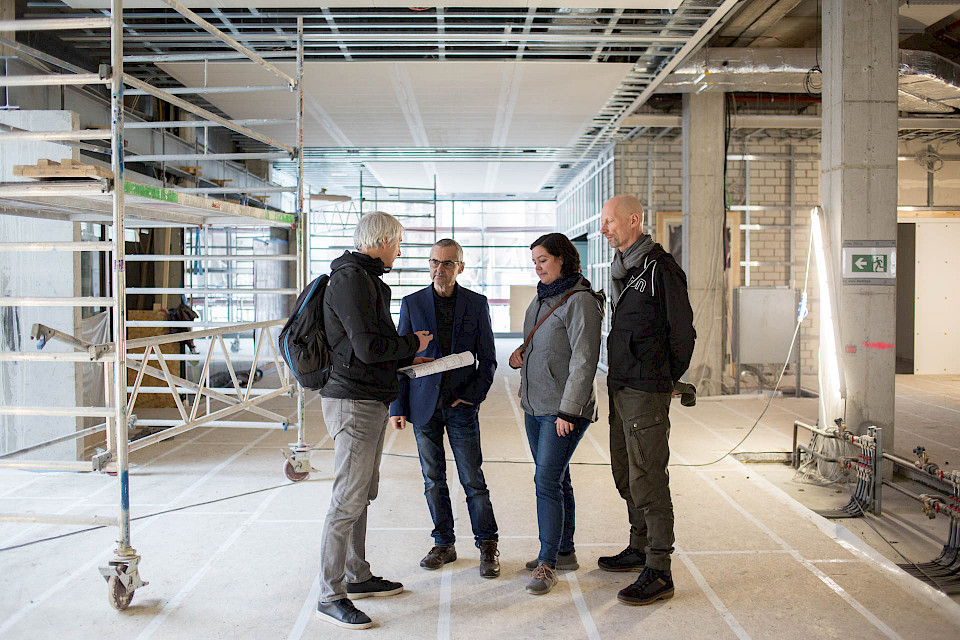 Das Brückner-Team im Gespräch mit den Verantwortlichen auf der Baustelle des Museums.