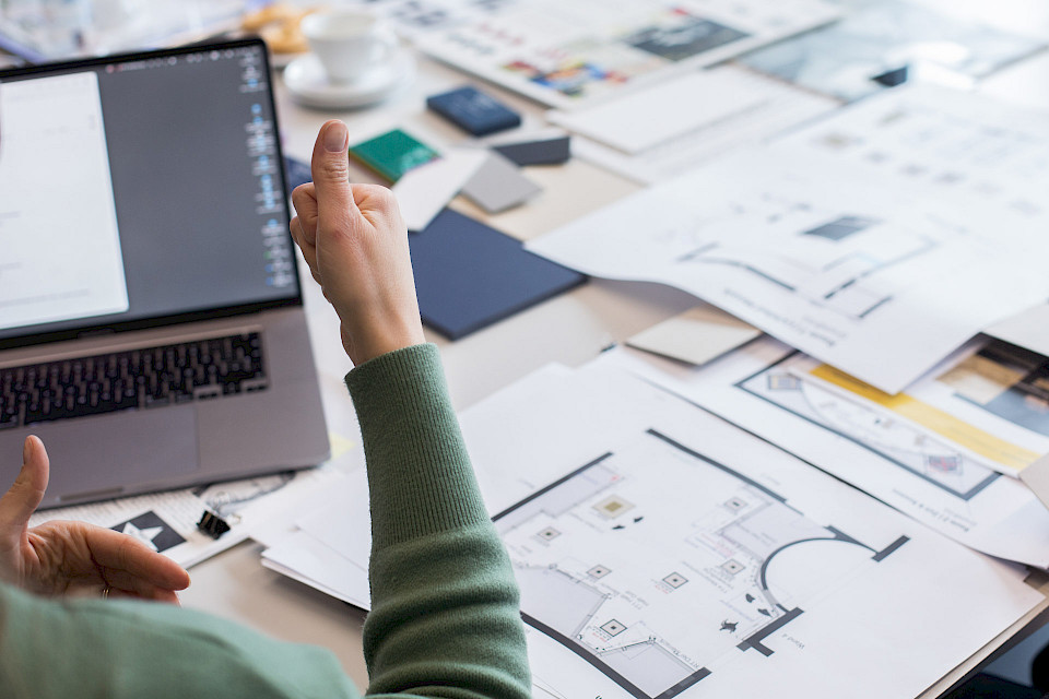 Besprechung mit dem Kunden über den Stand der Bauarbeiten an der  Archäologischen  Staatssammlung in München.