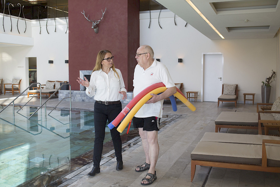 Neue Wellness-Angebote wie zum Beispiel im Bereich Aqua-Fittness werden mit dem zuständigen Personal besprochen und koordiniert.