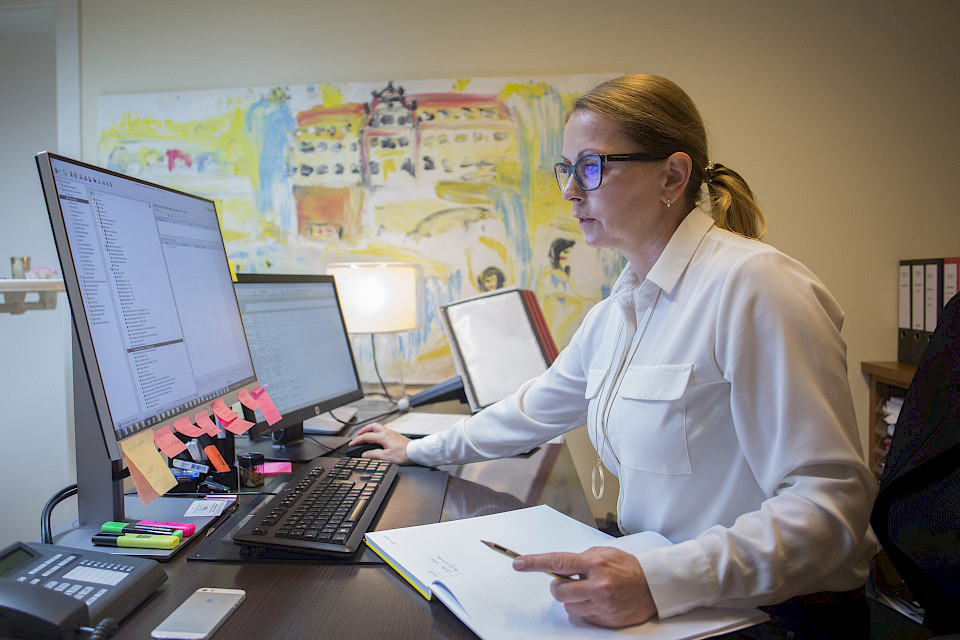 Sie entwickelt Marketing- und PR-Strategien, stellt Angebote zusammen, die dem Gast genau entsprechen.