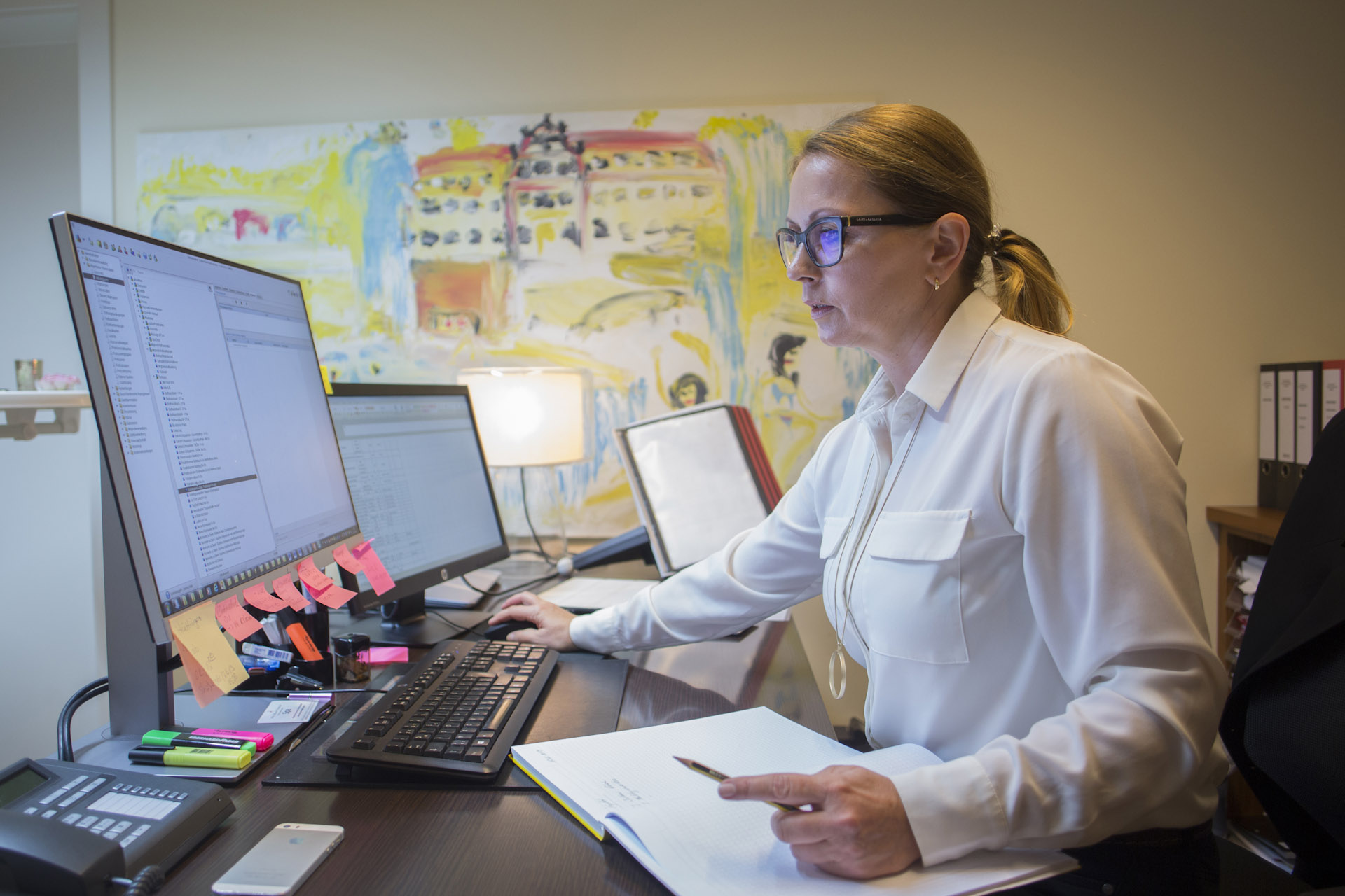 Sie entwickelt Marketing- und PR-Strategien, stellt Angebote zusammen, die dem Gast genau entsprechen.