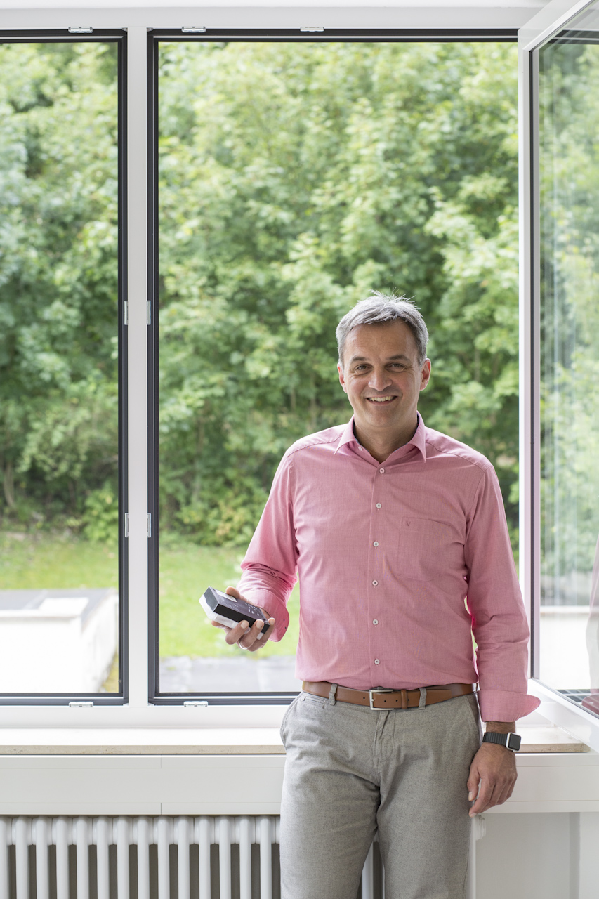 Der Unternehmer Steffen König mit seiner digitalen Insektenfalle.