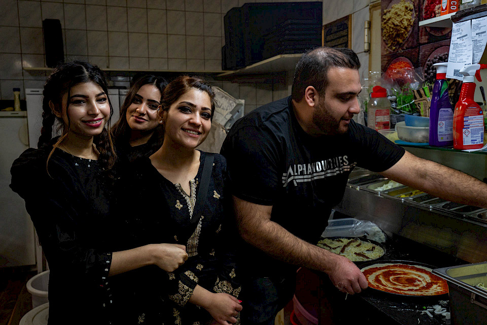 von links: Ayesha, Nisha, Rabia mit Bruder Shahbaz, Avanti, Avanti Lieferservice.